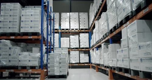 Entrepôt de vente au détail plein d'étagères avec des marchandises dans des boîtes en carton