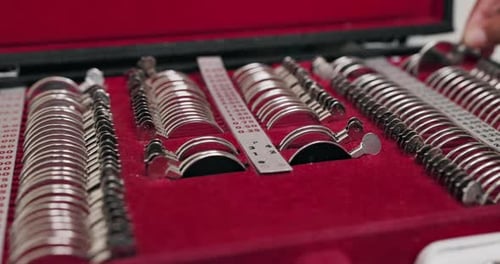 Nahaufnahme, Optometriewerkzeuge und Box mit Augenlinsen zur Untersuchung oder zum Brillentest
