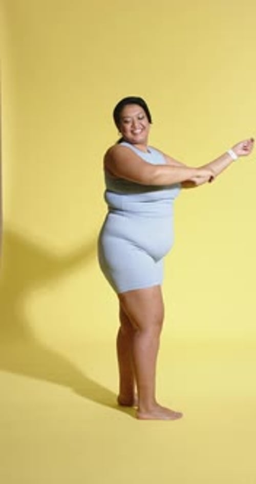 Vertical video: On start barefoot blue activewear model dancing to show activewear motion