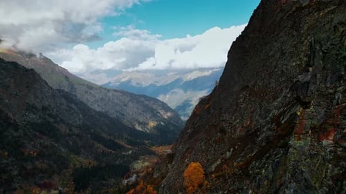 Wunderschöner Luftblick auf hohe Berge und klare blaue Seen im Tal, Blick aus der Luft