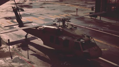 Helicóptero militar en el centro al atardecer