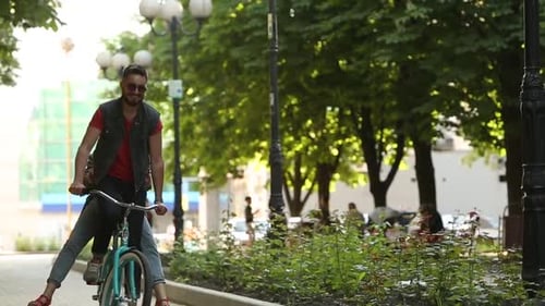 Jovem casal andando de bicicleta juntos no parque Namorado romântico andando de bicicleta com namorada feliz
