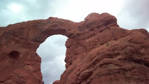 Vue panoramique d'une arche de grès dans le parc national d'Arches, dans l'Utah. 4K