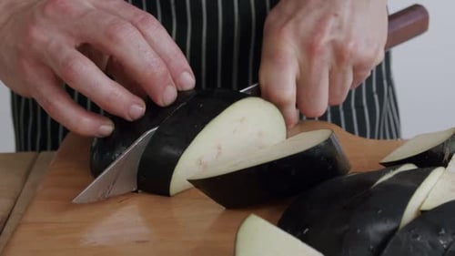 Chefkoch schneidet Auberginen Aufgenommen in 2,8k bei 100 Bildern pro Sekunde, herunterskaliert
auf 1080p