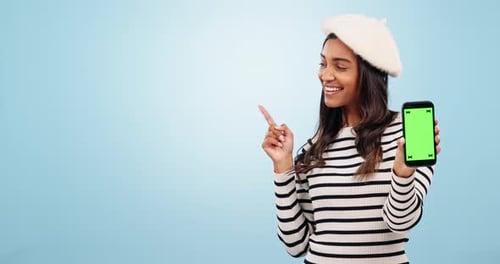 Femme, téléphone et écran vert pour la mode, la présentation et le pointage vers la maquette