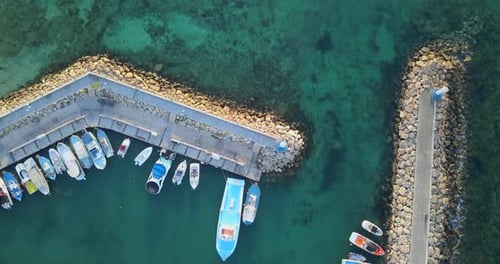 Luftaufnahme eines kleinen Fischer- und Touristenhafens in einem Ferienort. Overhead-Aufnahme mit geradem Blick