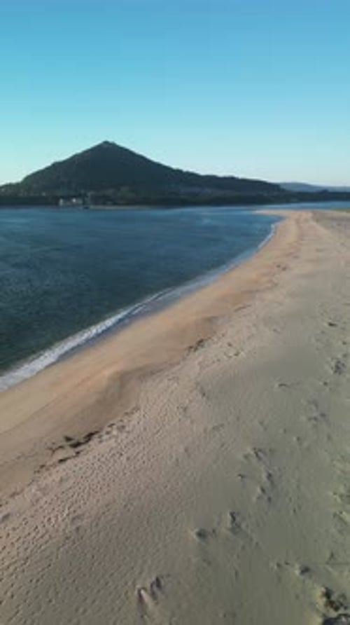 Vista aérea de la playa de Camarido con costa arenosa y montaña, Caminha, Portugal.