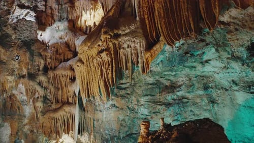 Die majestätische Höhle voller Stalaktiten