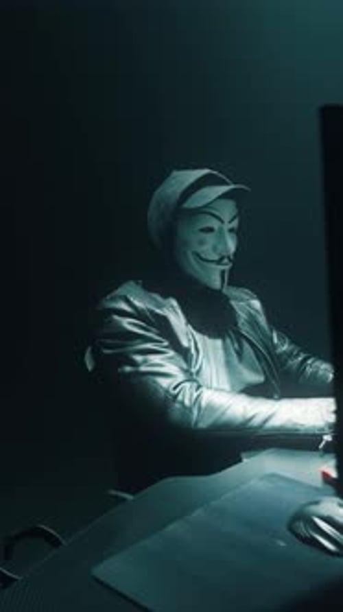 Homem anônimo cometendo crime cibernético