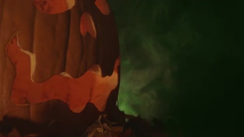 Gruselige Atmosphäre im Halloween-Kürbis-Negativraum
