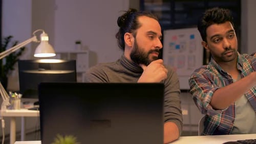 Prazo, tecnologia e conceito de pessoas - equipe criativa com computadores trabalhando e