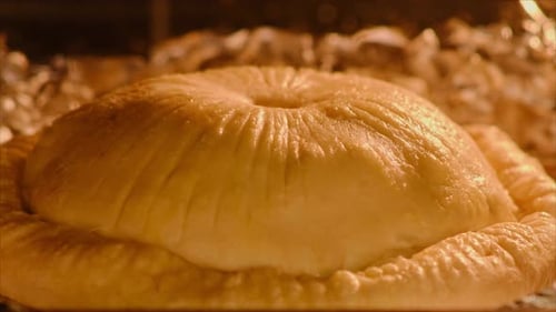 Garvorgang von Blätterteig-Fleischpastete im Ofen der heimischen Küche, Zeitraffer