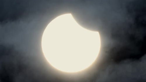 Erstaunliches Echtzeit-Rohmaterial von Naturphänomenen Sonnenfinsternis über Wolken und Wind