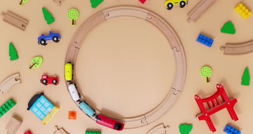 Spielzeug-Holzeisenbahn mit Autos, die auf einer runden Eisenbahn auf beigem Hintergrund fahren