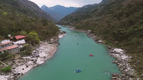 gente haciendo rafting en el río Ganges - Rishikesh - India
