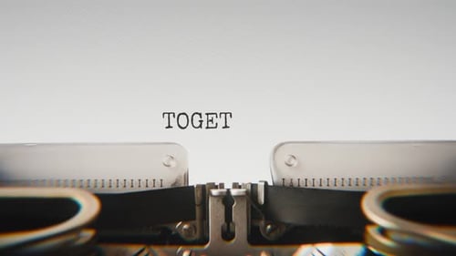 Alte mechanische Schreibmaschine, die Together Forever in einer Nahaufnahme tippt.