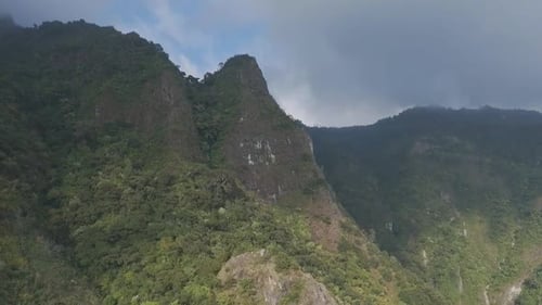 Falaises verdoyantes dans un paysage montagneux au Guatemala