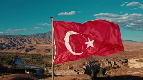 Türkische Flagge weht gegen den Euphrat
