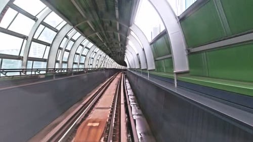Zug fährt aus dem Tunnel