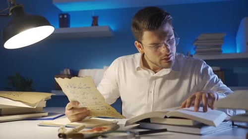 Historiker, der einen mittelalterlichen handgeschriebenen Brief studiert und studiert.