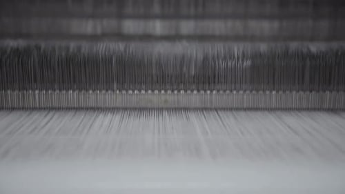 Maschine zum Weben von Fäden, die automatisch in einer Stofffabrik arbeitet