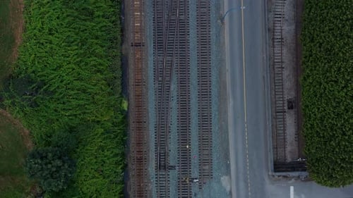 Superbe prise de vue aérienne de haut en bas par drone ferroviaire sur des voies ferrées vides