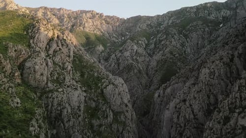 Vue aérienne du réseau profond de ravins et de crêtes dans les montagnes de l'Ouzbékistan
