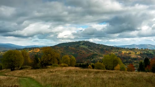 Herbstlandschaft in den Bergen.