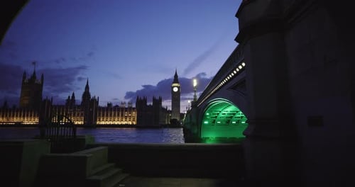 Emergindo de debaixo da ponte para a bela vista da ponte de Westminster e do Big Ben, Londres, Reino Unido