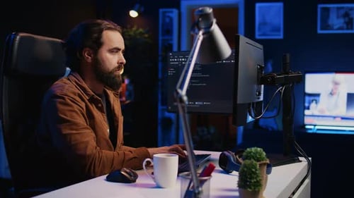 Entwickler überdenken Lösungen beim Programmieren während der Remote-Job-Shift