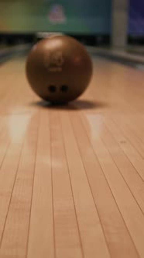 Vertikale der Bowlingkugel auf der Bahn, die für den Wurf vorbereitet ist