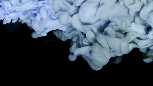 Blaue Farbtinte, die sich im Wasser ausbreitet abstrakter Hintergrund