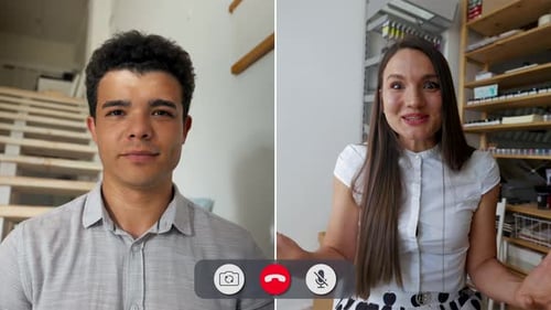 Conversation engageante lors d'un appel en écran partagé avec des amis enthousiastes