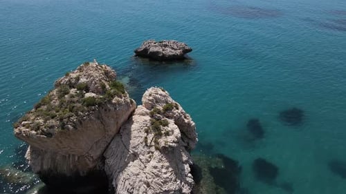 Survol aérien du rocher d'Aphrodite sur le littoral idyllique de Paphos, à Chypre