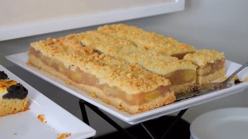 Fresh Apple Pie Dessert with Crumble Topping
