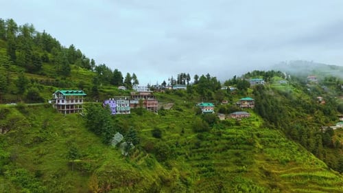 Pintoresco pueblo montañoso durante el monzón: recorrido aéreo en Zumbido por Himachal Pradesh