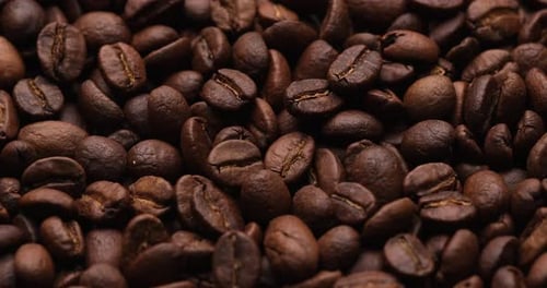 Gebratene Kaffeebohnen, die sich drehen, hochwertige Filmaufnahmen ansehen