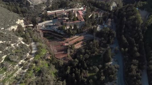 Vue aérienne du monastère de Neophytos à Chypre Monastère religieux dans les montagnes