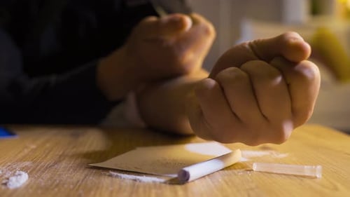An addicted drug addict use heroin.