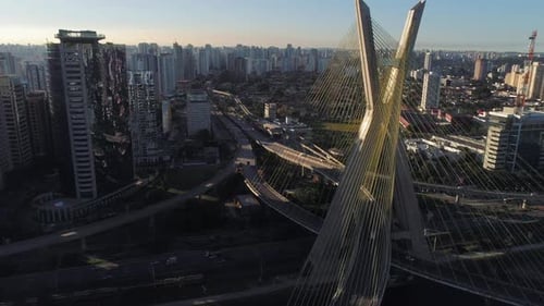 Vista aérea da ponte Estaiada, rio Pinheiros e os edifícios ao fundo, São Paulo, Brasil