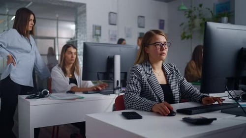 Grupo de diversas trabalhadoras trabalhando com computadores no escritório de uma empresa de TI: análise de big data