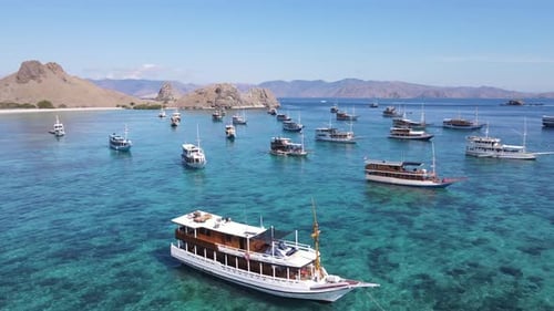 La vista aérea de la belleza de Labuan Bajo está repleta de una colección de barcos tradicionales de Pinisi.