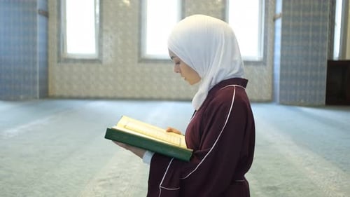 Mädchen rezitiert Koran