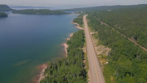 Rodovia panorâmica ao lado de águas serenas