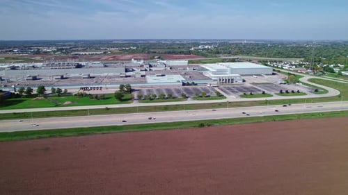 Usine d'assemblage de voitures en Amérique. Vue d'ensemble aérienne