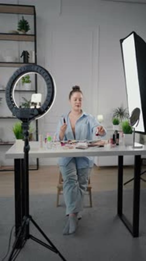Bloguera de belleza habla sobre el cuidado de las cejas y el maquillaje para sus seguidores Vídeo vertical Mujer influencer
