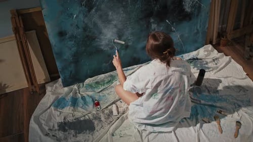 Top View Artist Uses Drawing As Therapy to Restore Inner Peace in Bright Studio