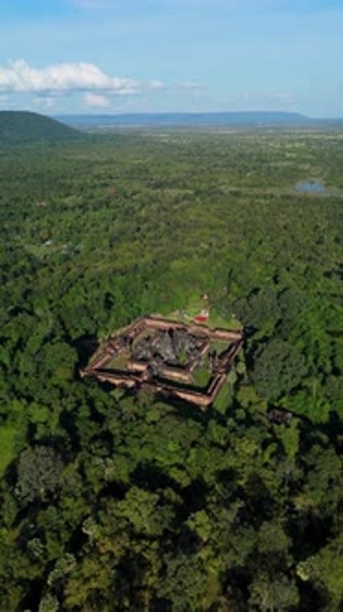 Approche aérienne vers le temple de Banteay Samré