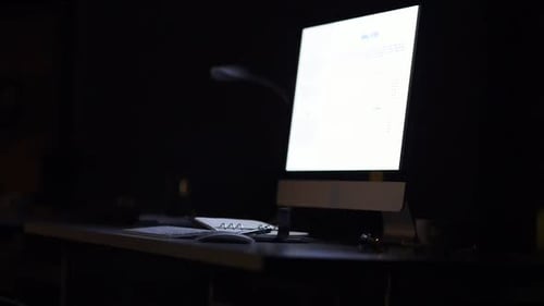 Schreibtisch-Atmosphäre bis spät in die Nacht