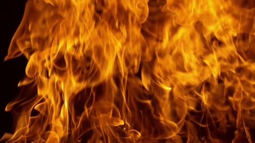 Feuerflammen auf schwarzem Hintergrund in Zeitlupe